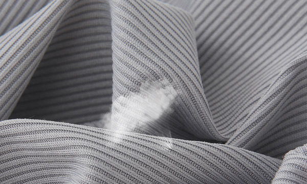 Къс дамски клин с бродиран надпис