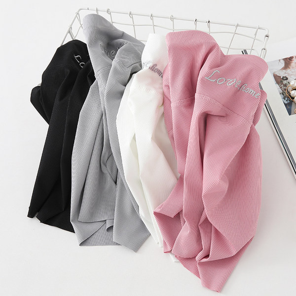 Къс дамски клин с бродиран надпис