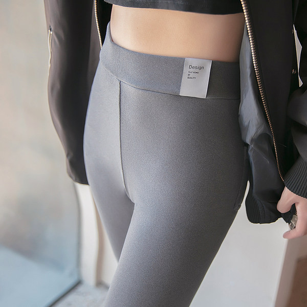 Ежедневен дамски клин с джобове и емблема 