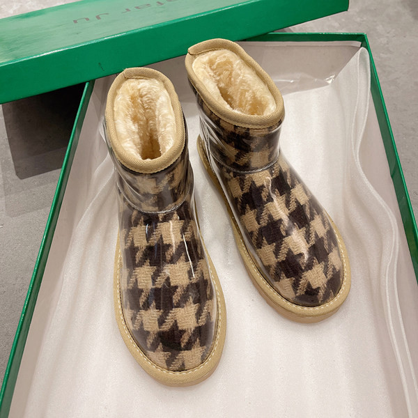 Karirane ženske čizme s toplom postavom