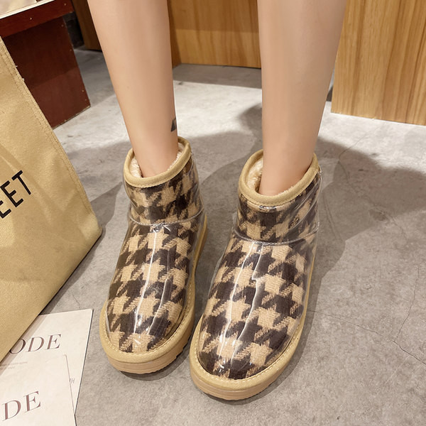 Karirane ženske čizme s toplom postavom