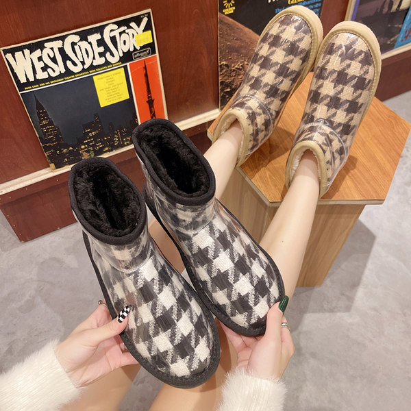 Karirane ženske čizme s toplom postavom