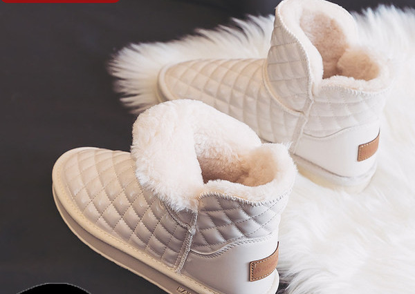 Ženske kožne čizme s toplom postavom