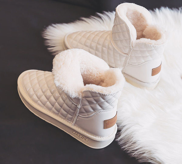 Ženske kožne čizme s toplom postavom