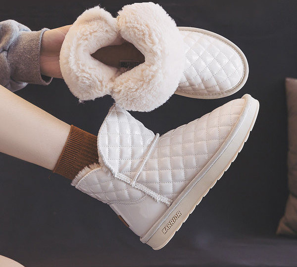 Ženske kožne čizme s toplom postavom