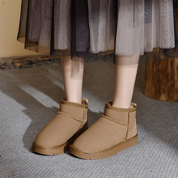 Зимни дамски боти с равна подметка 