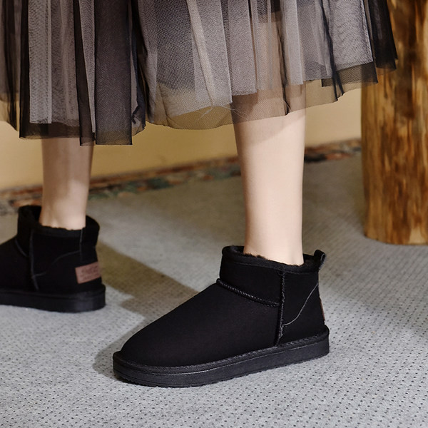 Зимни дамски боти с равна подметка 