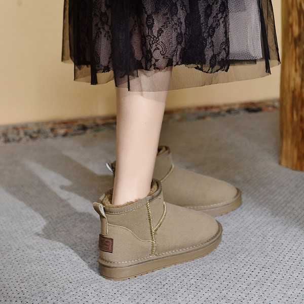 Зимни дамски боти с равна подметка 