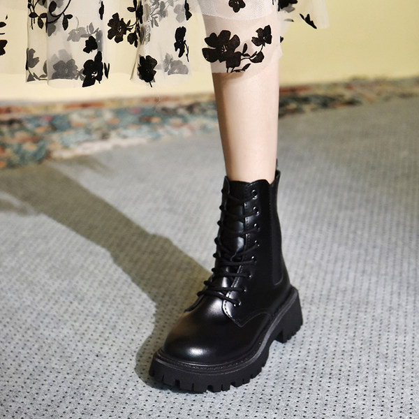 Ženske čizme u crnoj boji sa vezicama