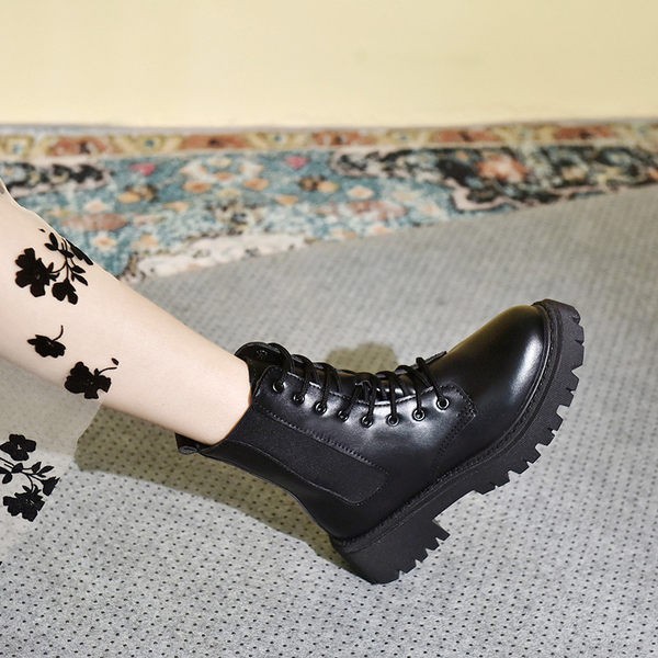 Ženske čizme u crnoj boji sa vezicama