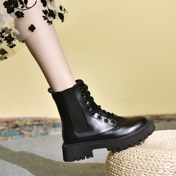 Ženske čizme u crnoj boji sa vezicama