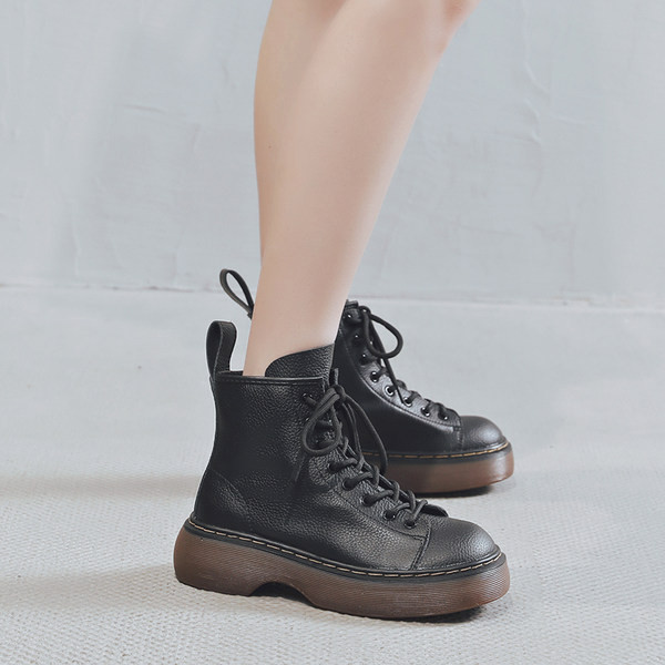 Ženske čizme s ravnim potplatom i vezicama