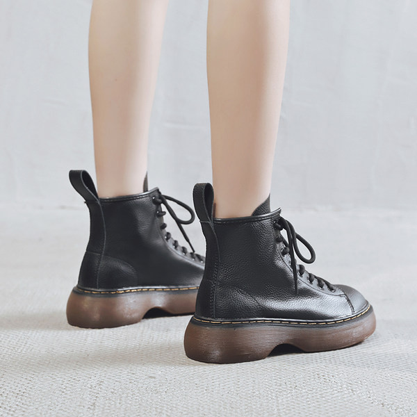 Ženske čizme s ravnim potplatom i vezicama