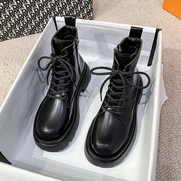 Ženske čizme od umjetne kože sa vezicama