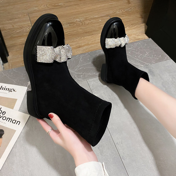 Moderne ženske čizme s kamenčićima i niskom četvrtastom petom