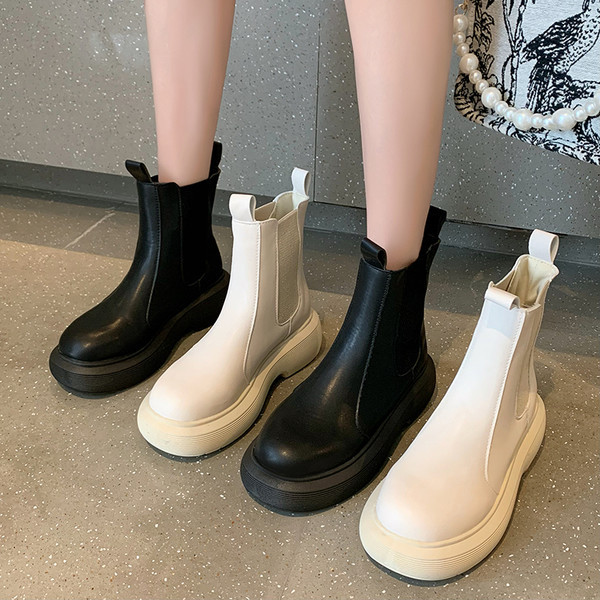 Moderne ženske čizme sa ravnim đonom - od eko kože