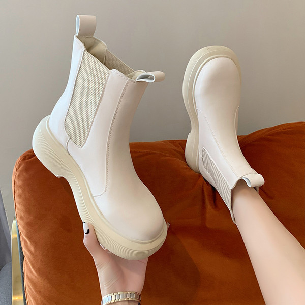 Moderne ženske čizme sa ravnim đonom - od eko kože