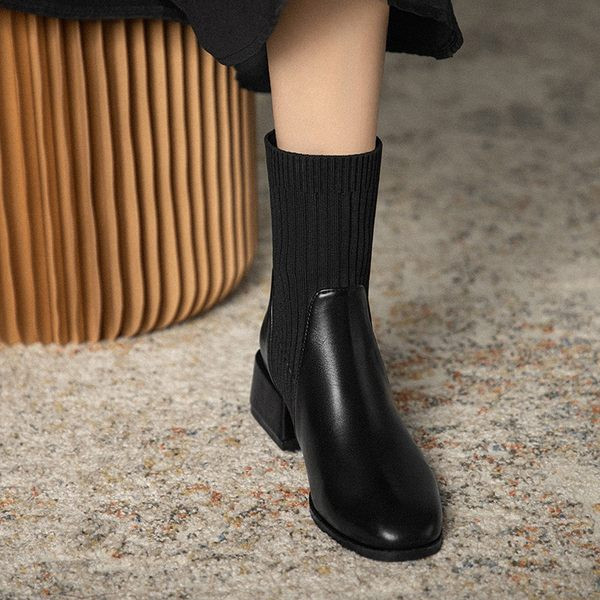 Novi model ženskih čizama na četvrtastu petu u crnoj boji