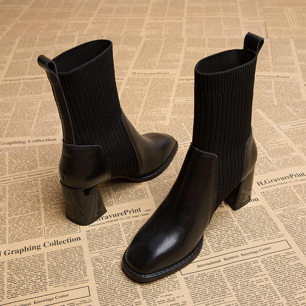 Novi model ženskih čizama na četvrtastu petu u crnoj boji