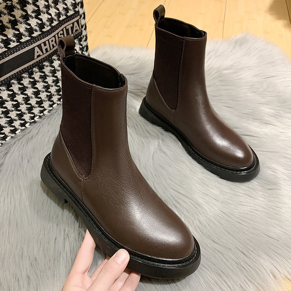 Sieviešu ādas zābaki ar elastīgu un raupju zoli