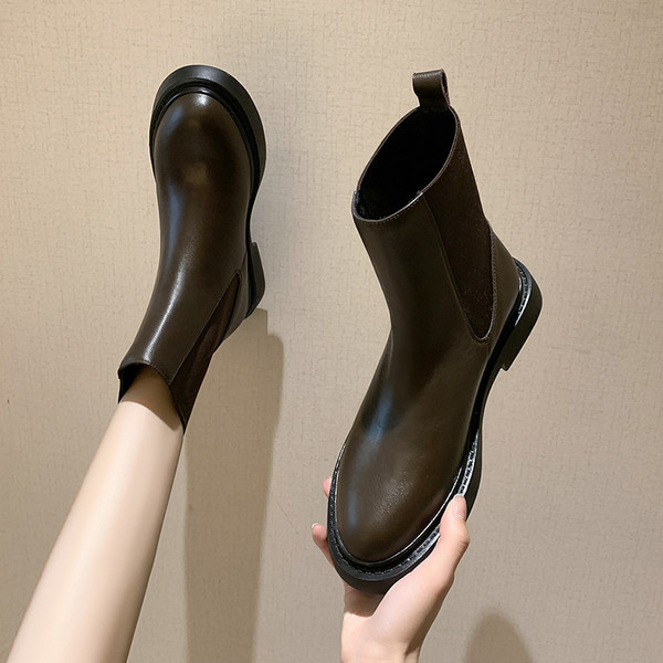 Sieviešu ādas zābaki ar elastīgu un raupju zoli