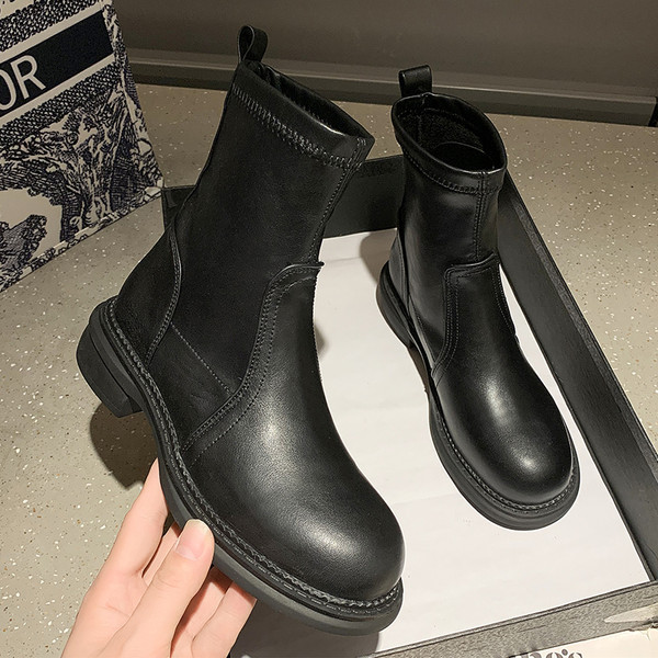 Običan model ženskih čizama od umjetne kože