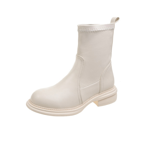 Običan model ženskih čizama od umjetne kože