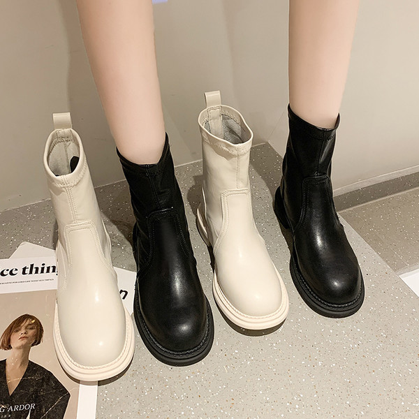 Običan model ženskih čizama od umjetne kože