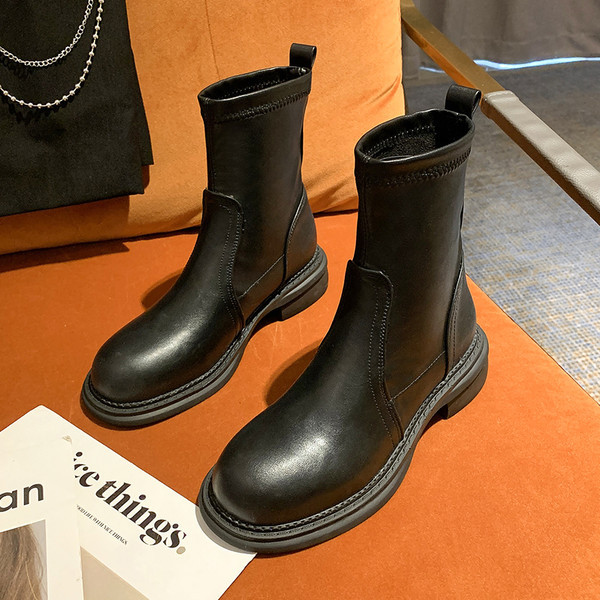 Običan model ženskih čizama od umjetne kože