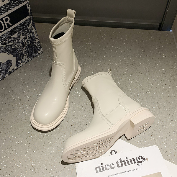 Običan model ženskih čizama od umjetne kože