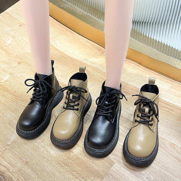 Дамски боти с връзки и равна подметка