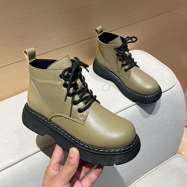 Дамски боти с връзки и равна подметка