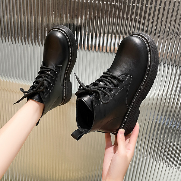 Дамски боти с връзки и равна подметка