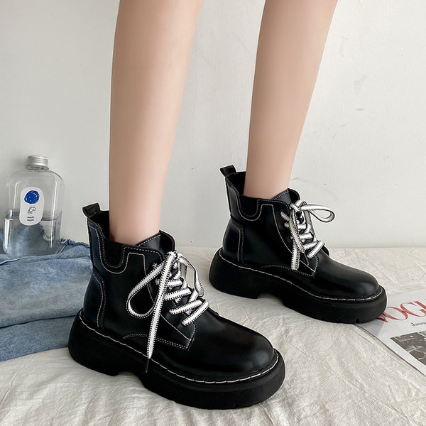 Дамски боти в черен цвят с бели връзки