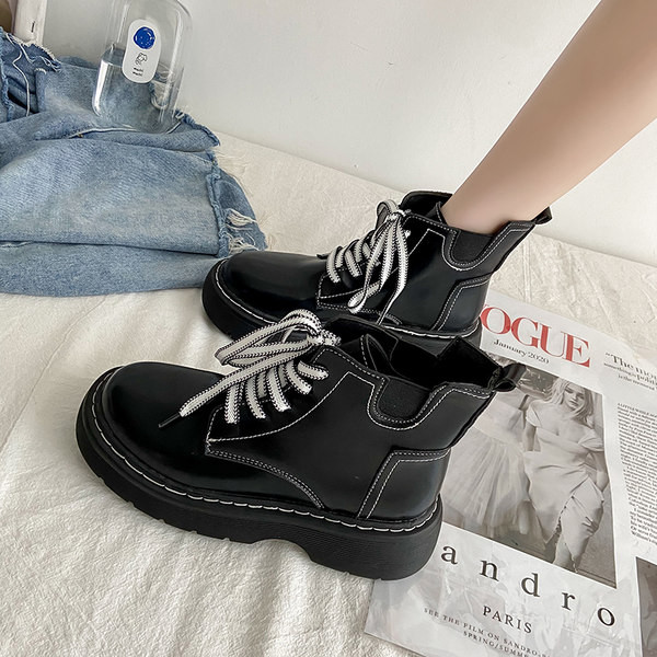 Дамски боти в черен цвят с бели връзки