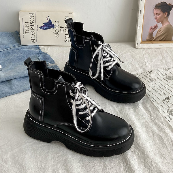 Дамски боти в черен цвят с бели връзки