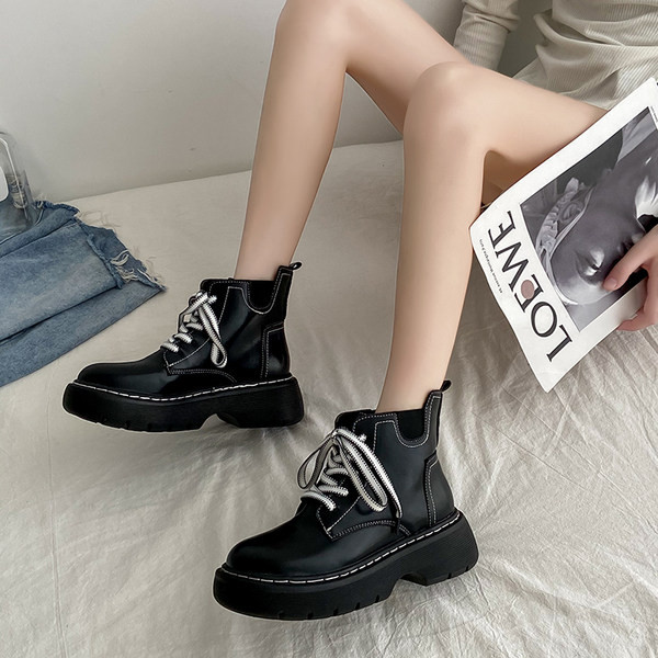 Дамски боти в черен цвят с бели връзки