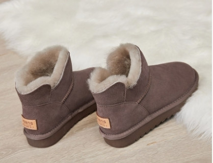 Elegantne ženske čizme s mekom podstavom i vezom