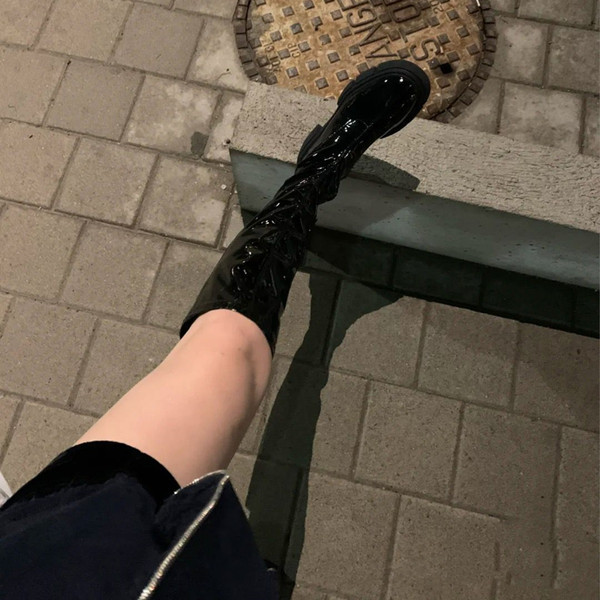 Moderne lakirane čizme do koljena s patentnim zatvaračem