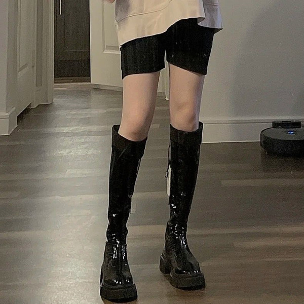 Moderne lakirane čizme do koljena s patentnim zatvaračem