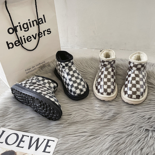 Ženske zimske čizme s toplom postavom i ravnim potplatom