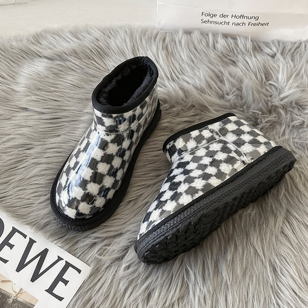 Ženske zimske čizme s toplom postavom i ravnim potplatom