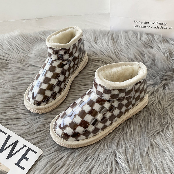 Ženske zimske čizme s toplom postavom i ravnim potplatom