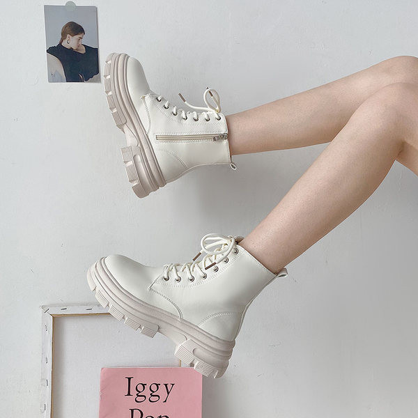 Ženske čizme s grubim đonom na vezice i kopčanjem na patent