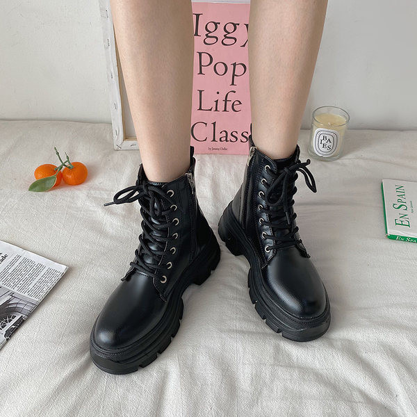 Ženske čizme s grubim đonom na vezice i kopčanjem na patent