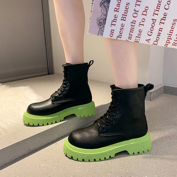 Moderne ženske čizme od eko kože sa đonom u boji