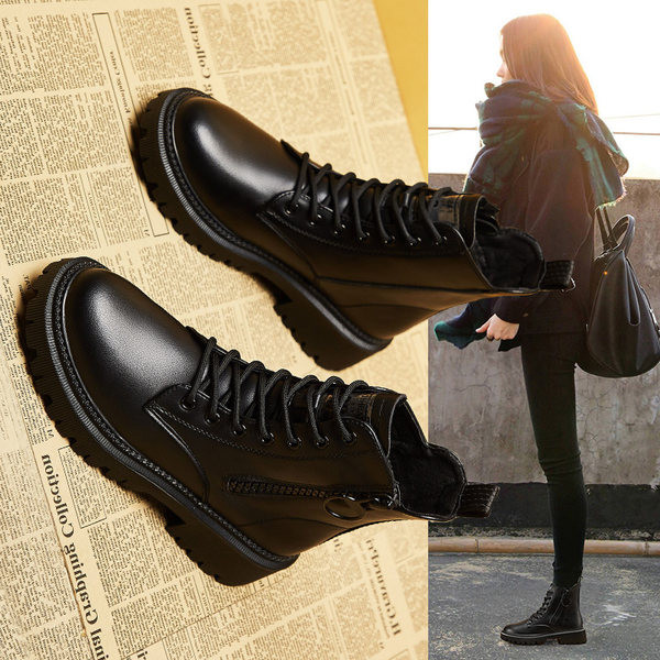 Obični model ženskih čizama na pertlu i rajsferšlus u crnoj boji