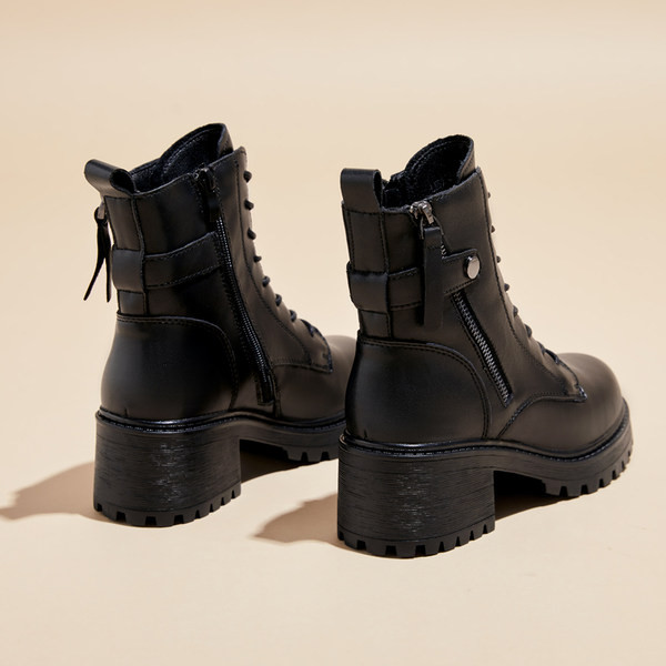 Novi model ženskih kožnih čizama na nisku četvrtastu petu