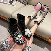 Aktuelne ženske čizme zaobljeni model sa aplikacijom