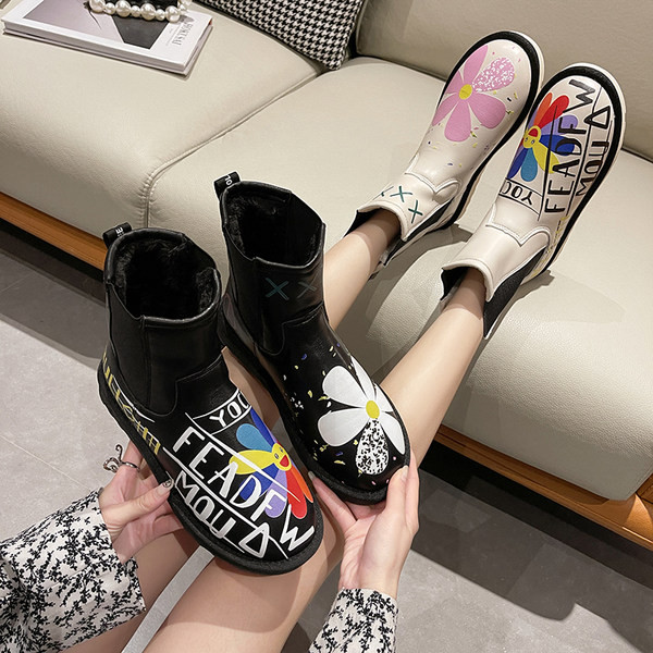 Aktuelne ženske čizme zaobljeni model sa aplikacijom